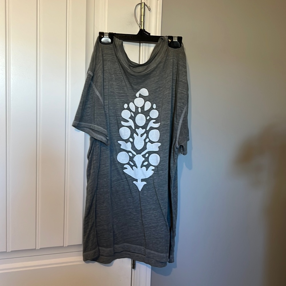 Free people movement logo T, size medium thin material